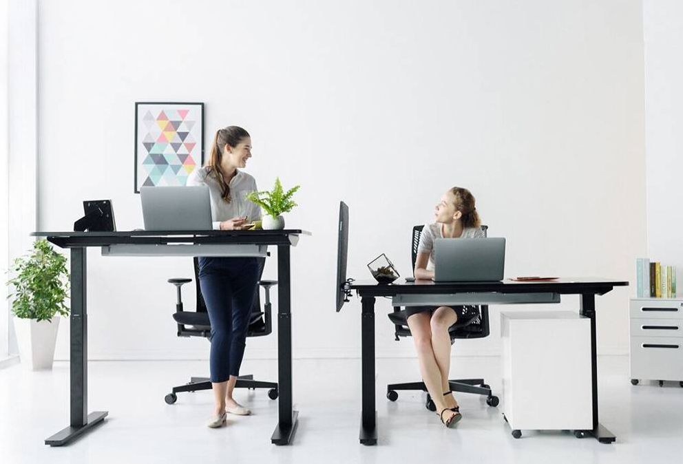 Столы с регулируемой высотой: Путь к более здоровому и продуктивному рабочему стилю
